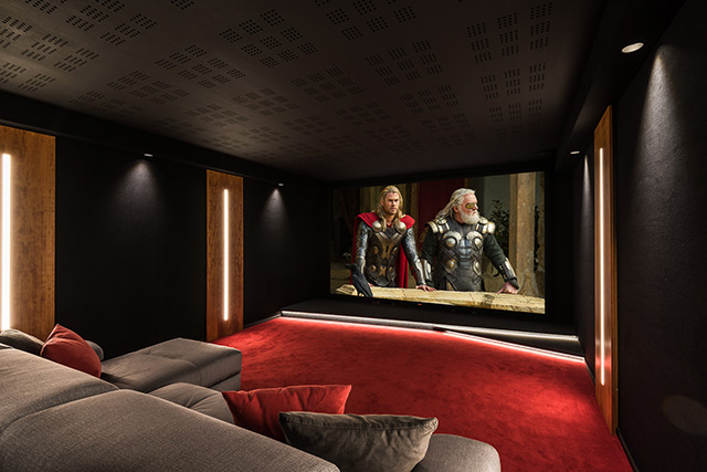 L'installation A/V de la semaine - une salle de cinéma privée 4K de 40m2 réalisée par Bonnet à Biarritz