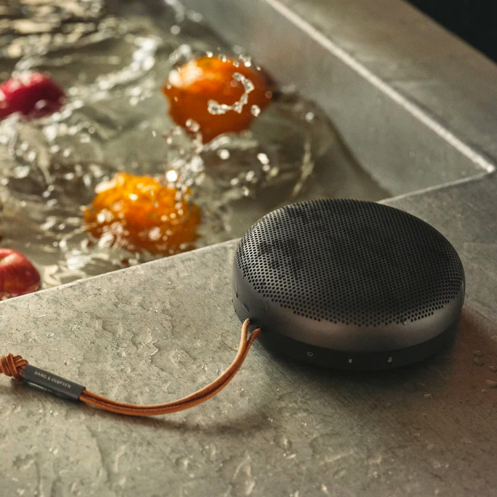 La Bang & Olufsen Beosound A1 passe en génération 2, devient waterproof et compatible Alexa