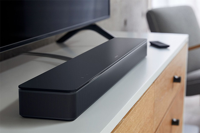 Bose complète sa gamme de barres de son connectées par le bas avec la petite Smart Soundbar 300