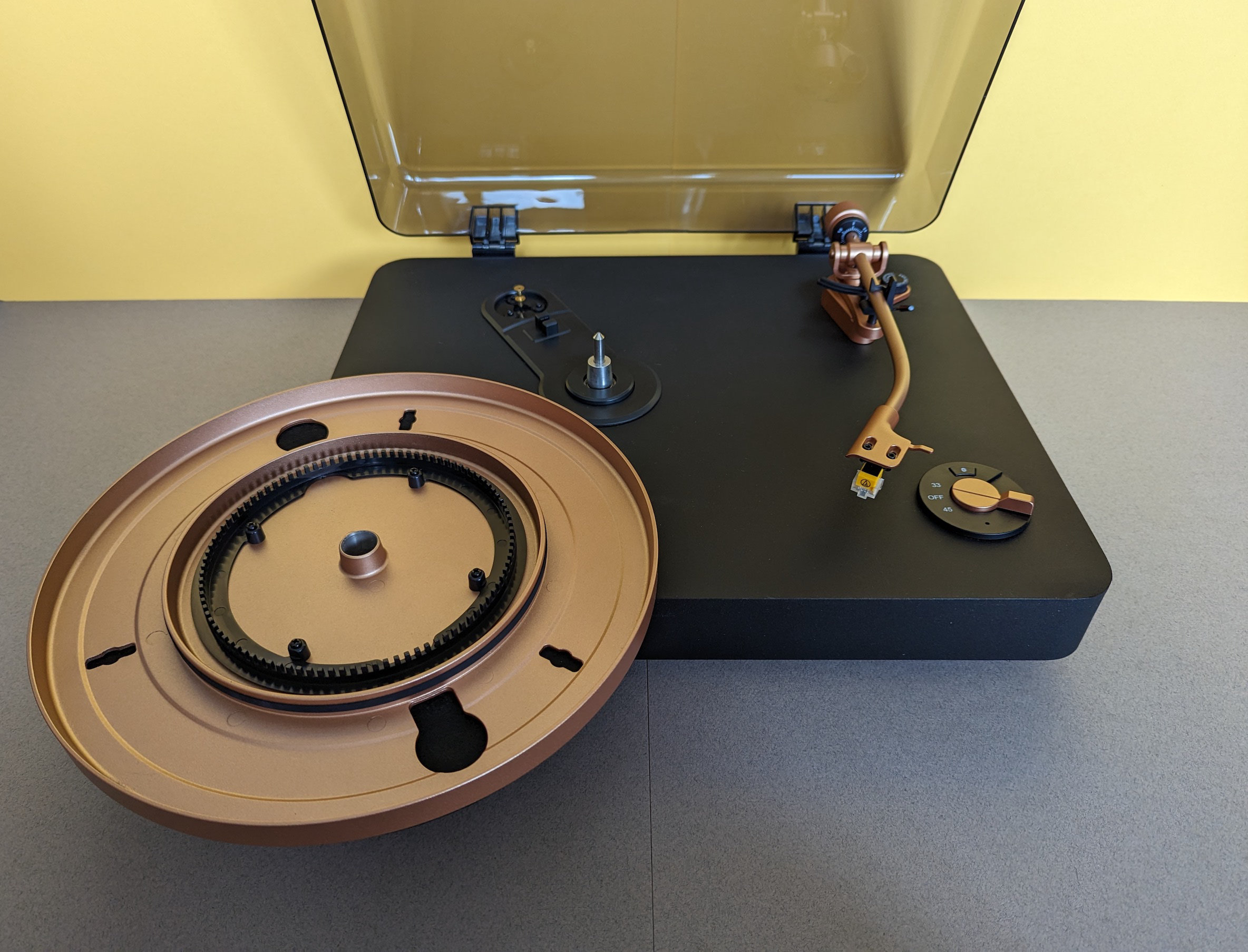 Test Mitchell Acoustics uStream TT1 : une platine vinyle Bluetooth bien  dans son look et son époque